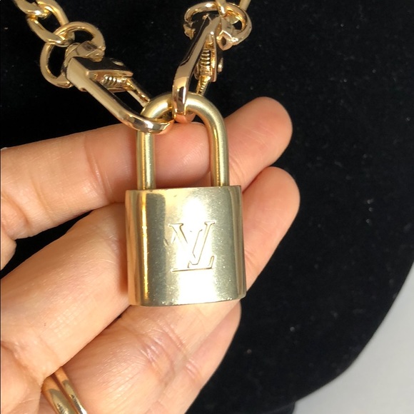 Louis Vuitton lock (come with generic chain necklace) - Picture 2 of 3